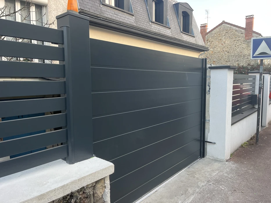 Portail résidentiel moderne en aluminium thermolaqué gris anthracite avec portillon piéton assorti