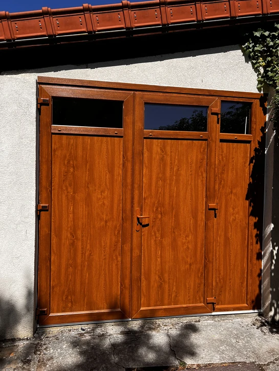 Showroom d'entrée présentant portes bois massif et systèmes d'accès