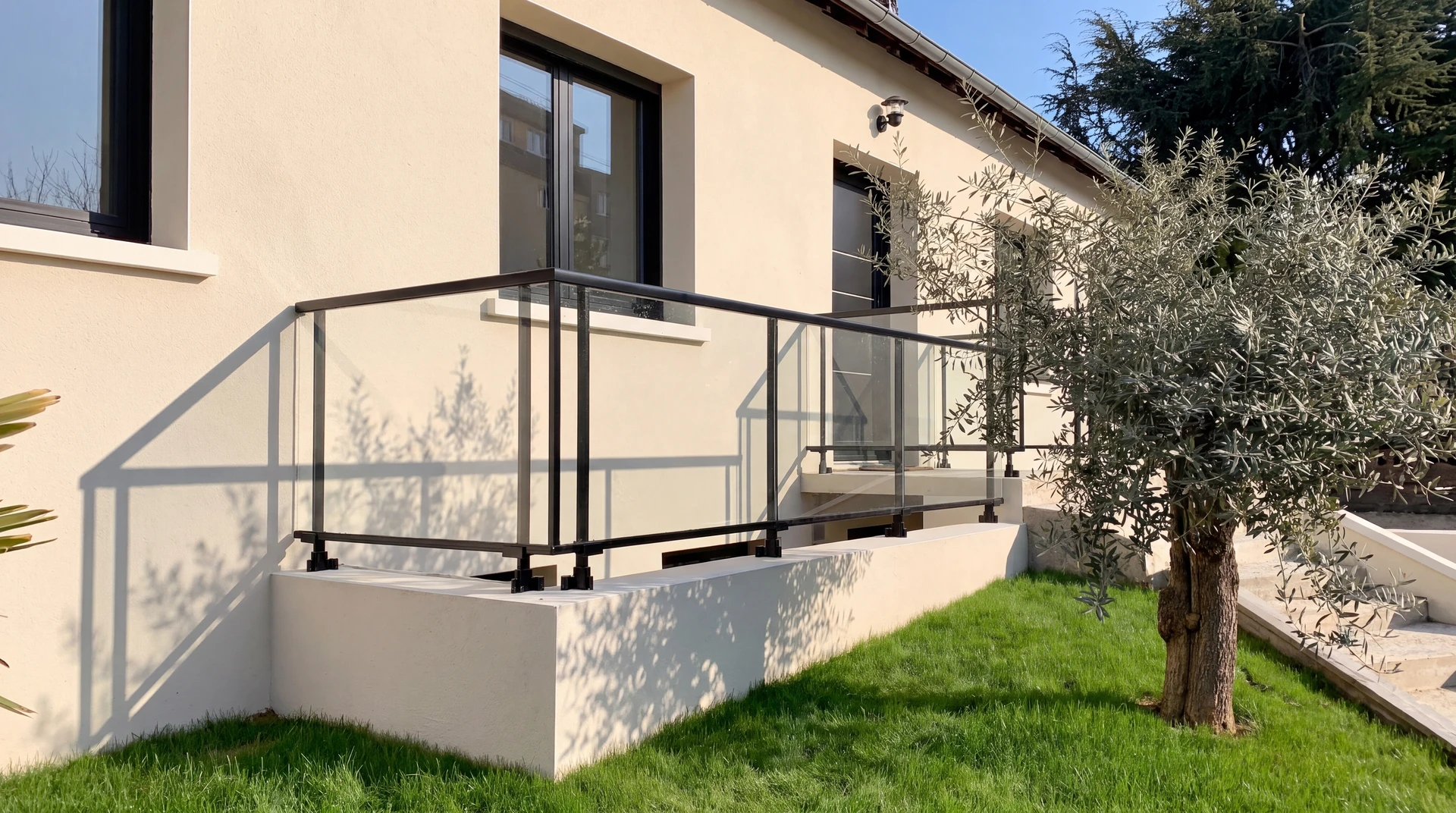 Échantillons de profilés de fenêtres exposés sur présentoir blanc dans showroom