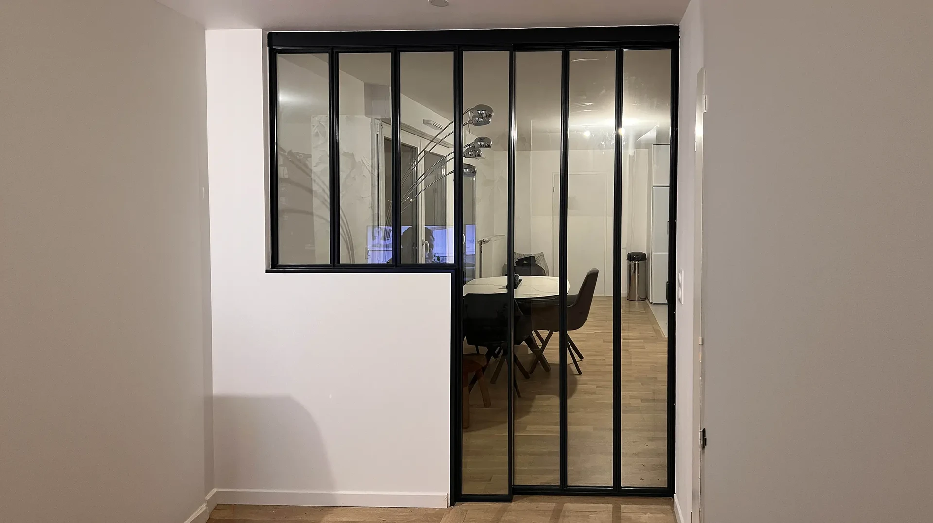 Entrée de maison d'habitation avec portail et portail à lamelles horizontales en aluminium anodisé gris anthracite, création de clôture contemporaine sécurisée